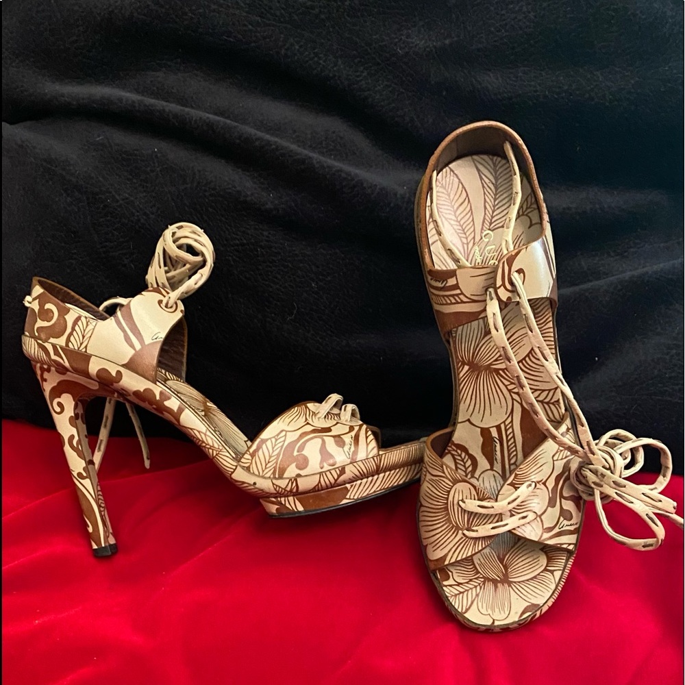♥️SOLD♥️Gucci leather sandals in brown/beige